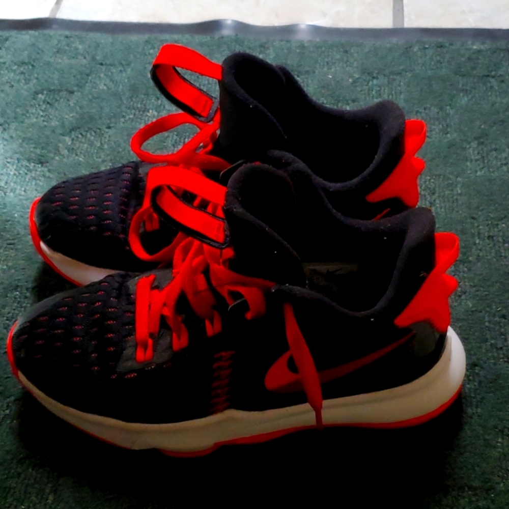 LeBron Witness 5 Little Kids' Shoe 2.5Y